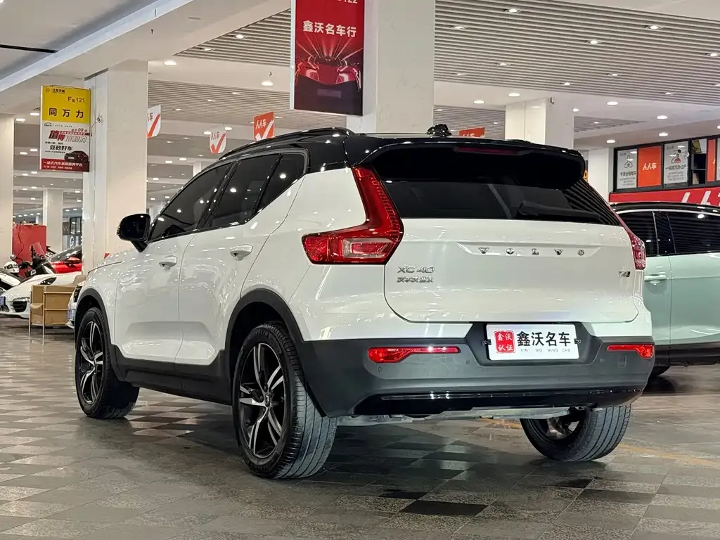 Volvo XC40 — фото 8