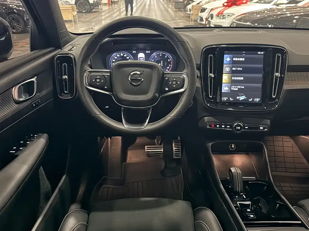 Volvo XC40 — фото 10