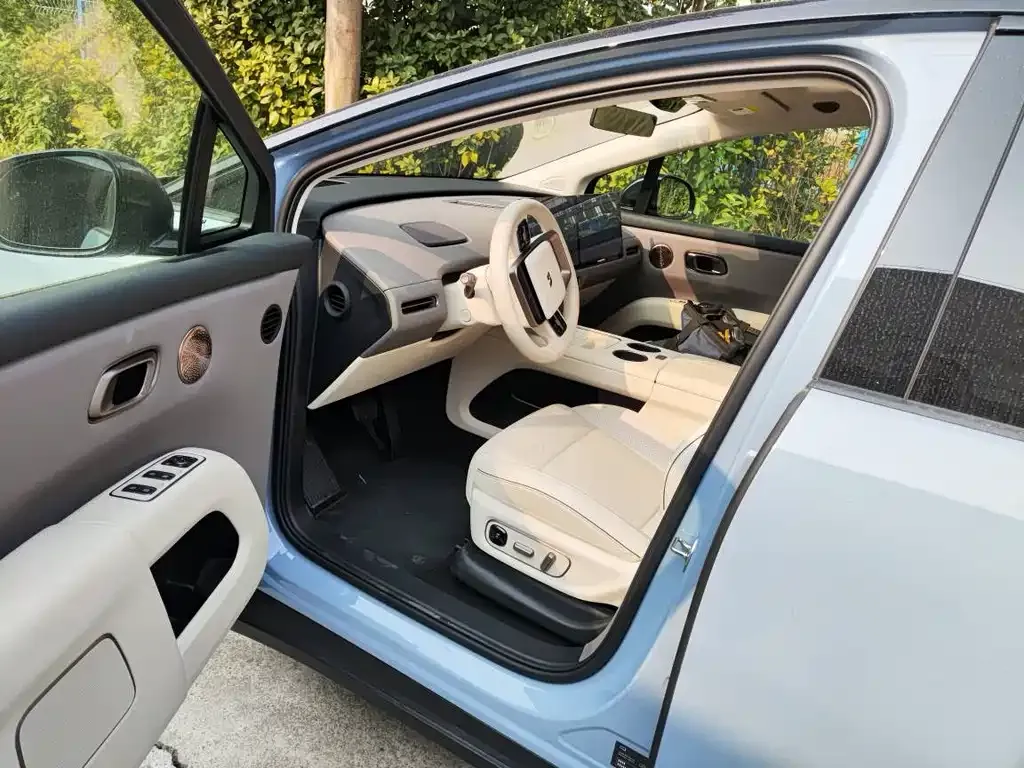 Li Auto i8 — фото 9