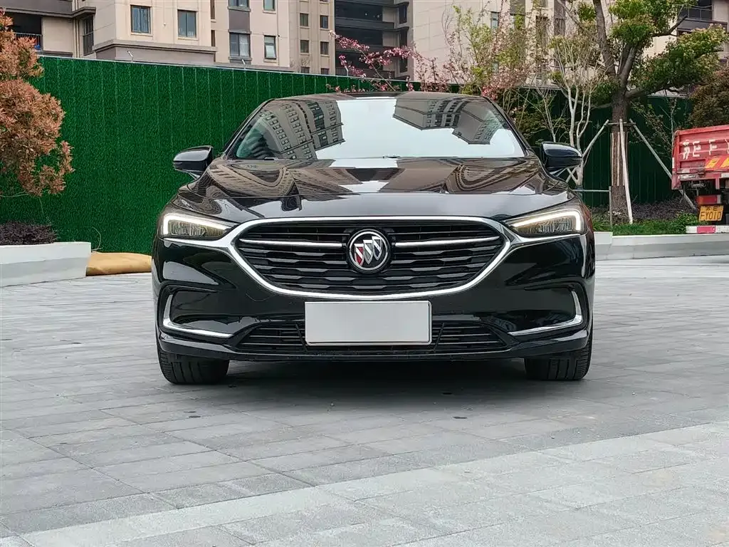 Buick LaCrosse — фото 1