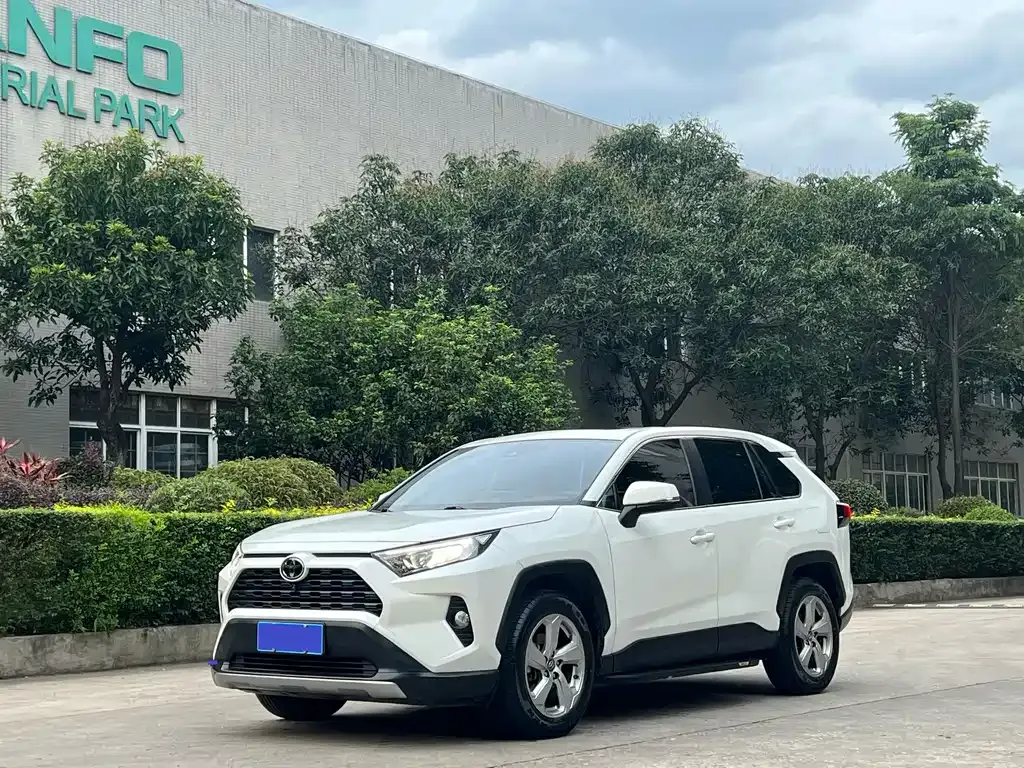 Toyota RAV4 — фото 1