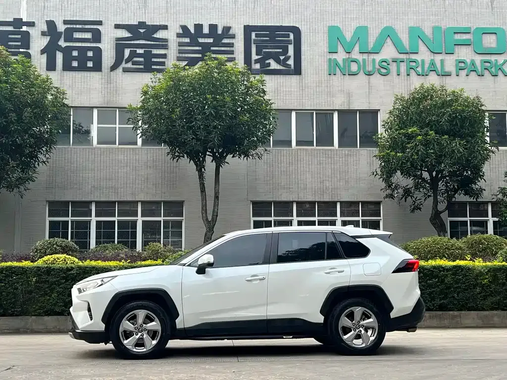 Toyota RAV4 — фото 6