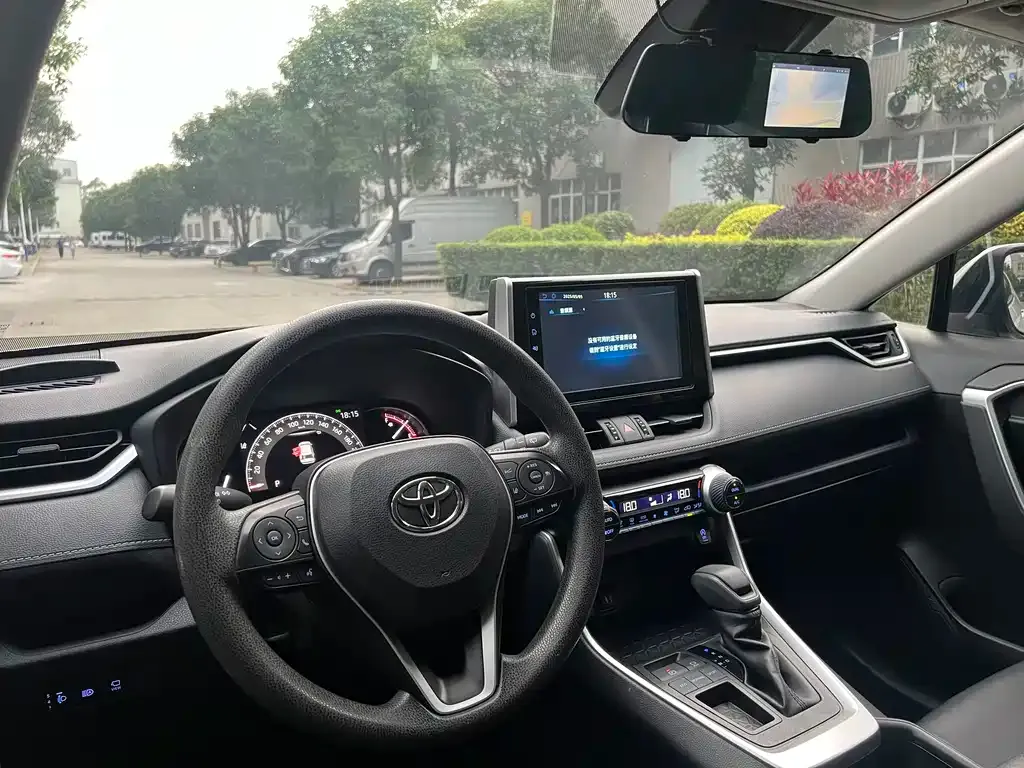 Toyota RAV4 — фото 5