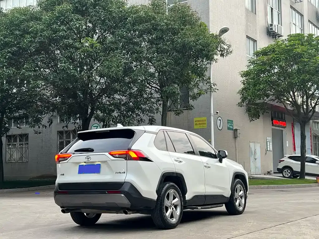 Toyota RAV4 — фото 7