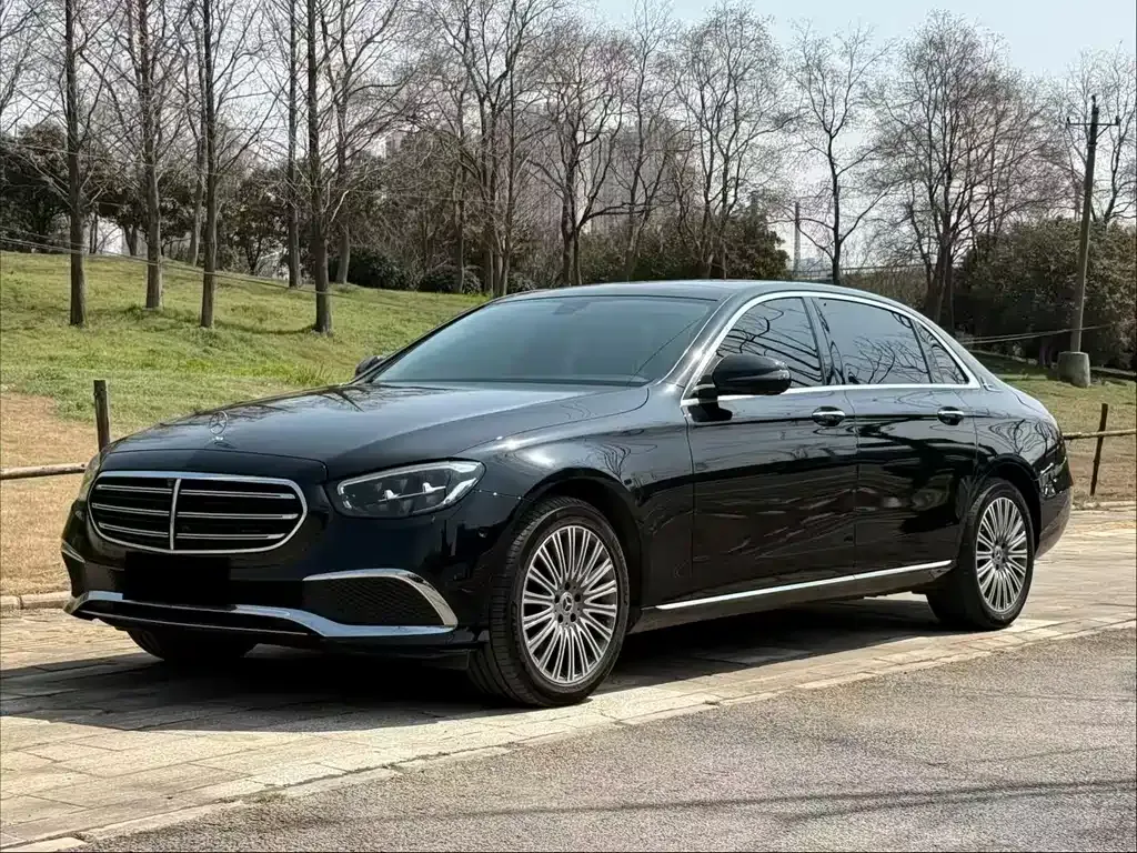 Mercedes-Benz E-Class — фото 1