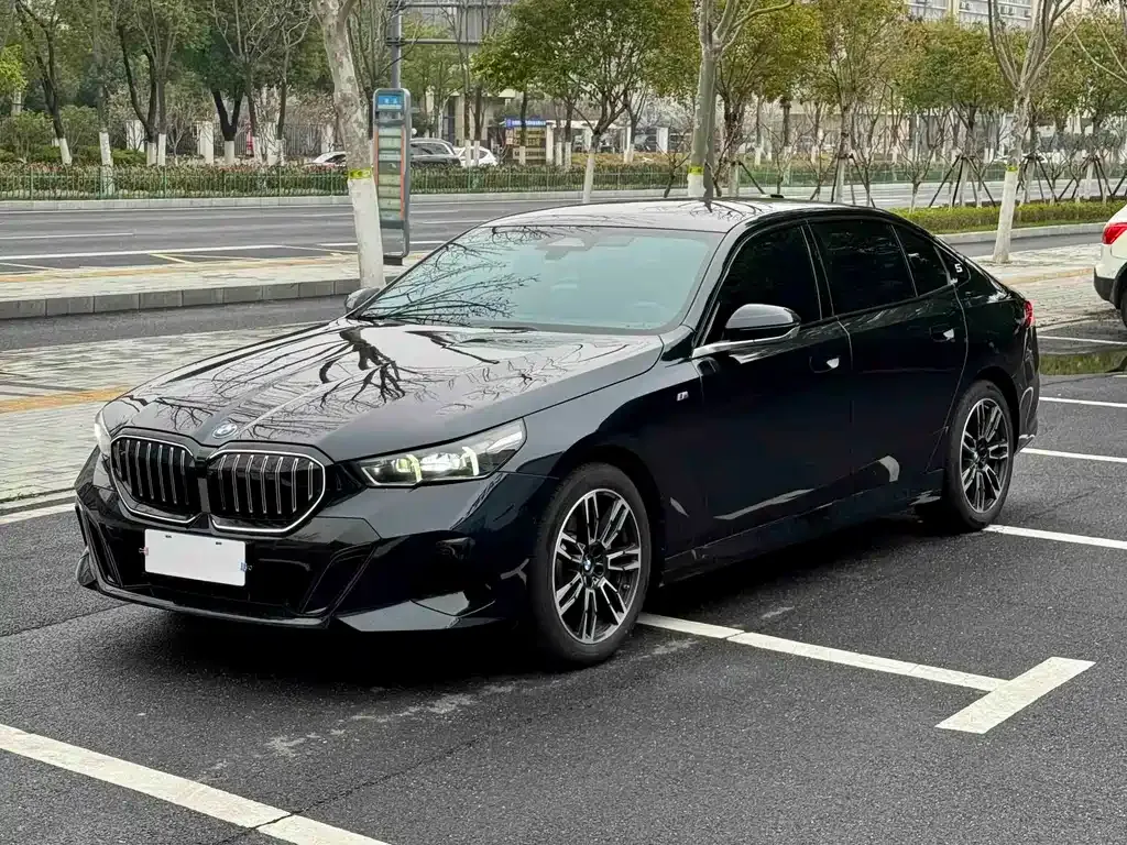 BMW 5 Series — фото 1