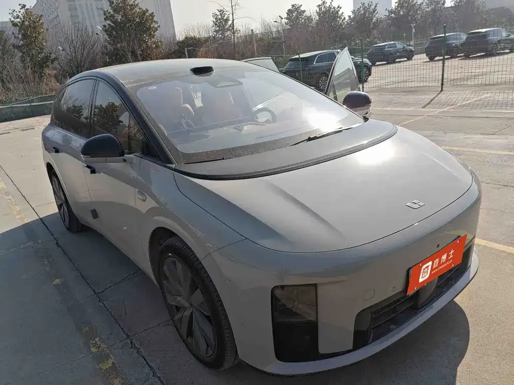 Li Auto i8 — фото 9