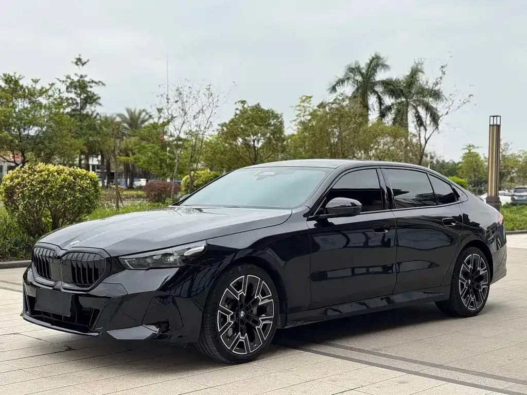BMW 5 Series — фото 1