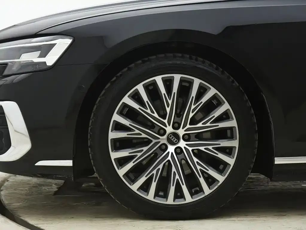 Audi A8 — фото 5