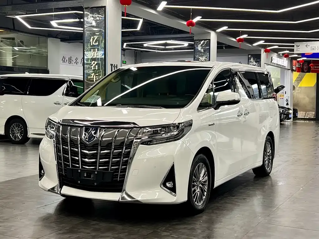 Toyota Alphard — фото 1
