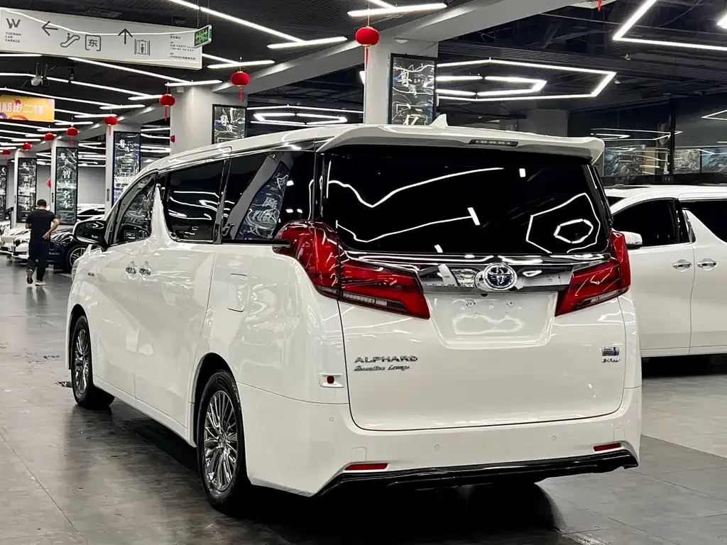 Toyota Alphard — фото 4