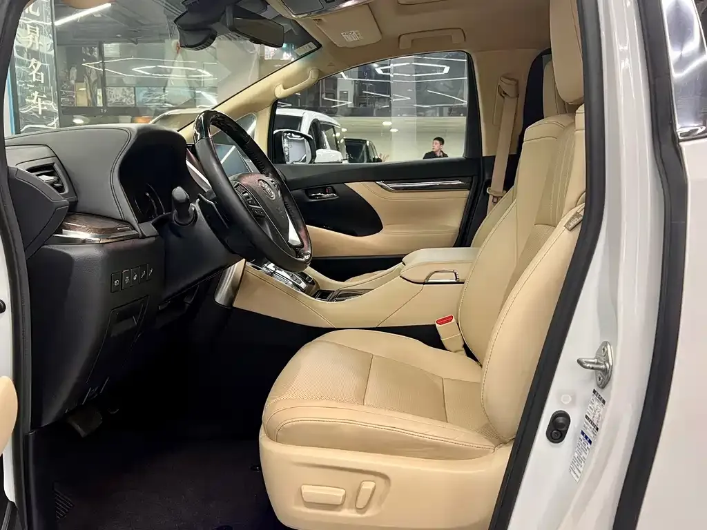 Toyota Alphard — фото 9
