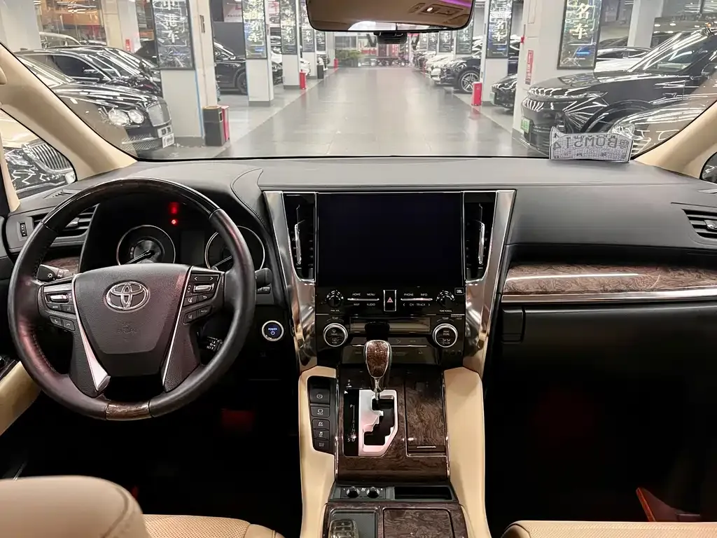 Toyota Alphard — фото 3