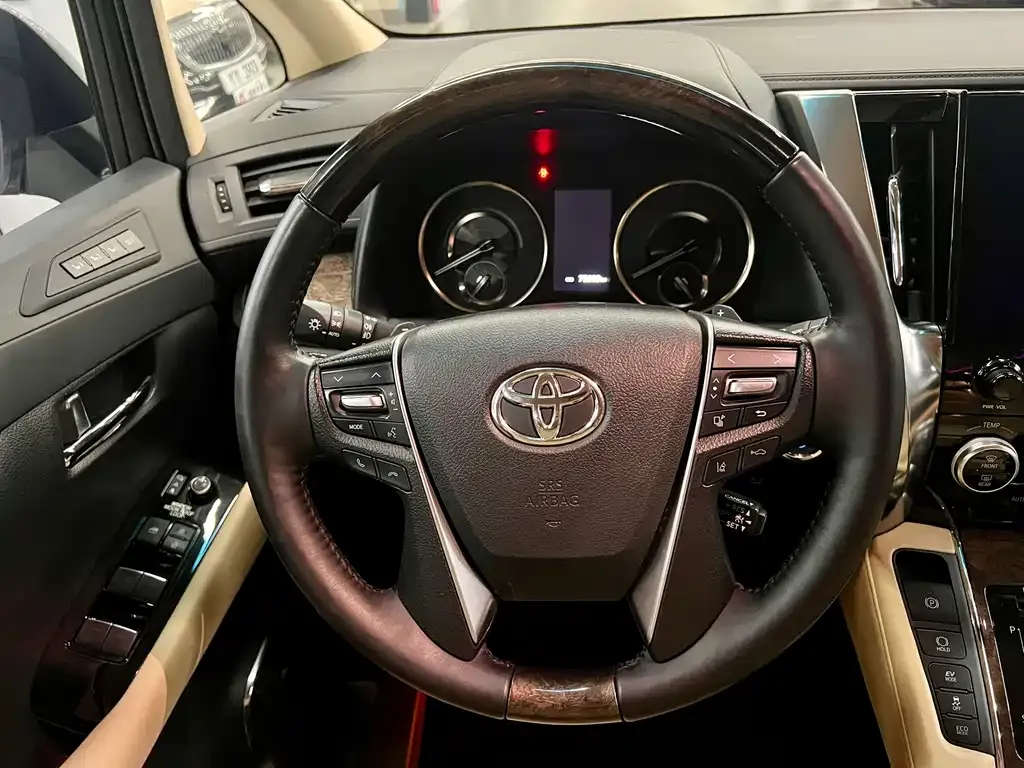 Toyota Alphard — фото 2