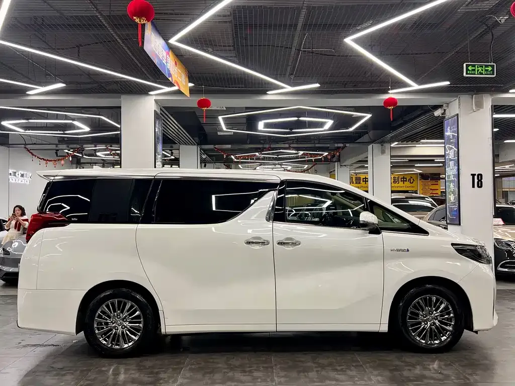 Toyota Alphard — фото 7