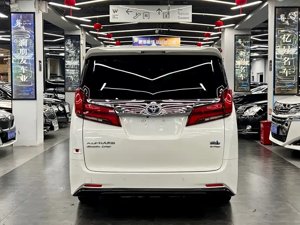 Toyota Alphard — фото 8