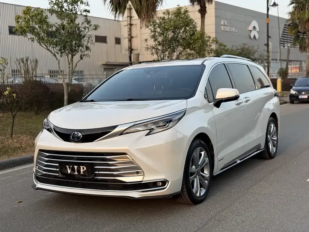 Toyota Sienna — фото 1
