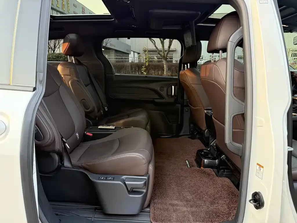 Toyota Sienna — фото 8