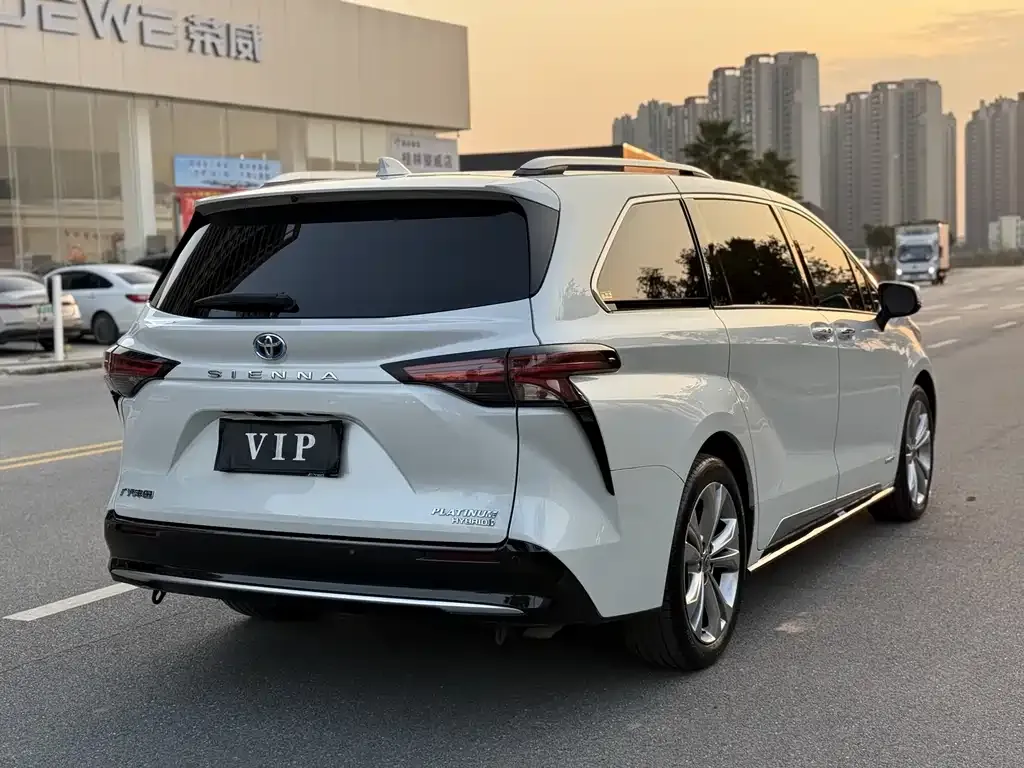 Toyota Sienna — фото 4