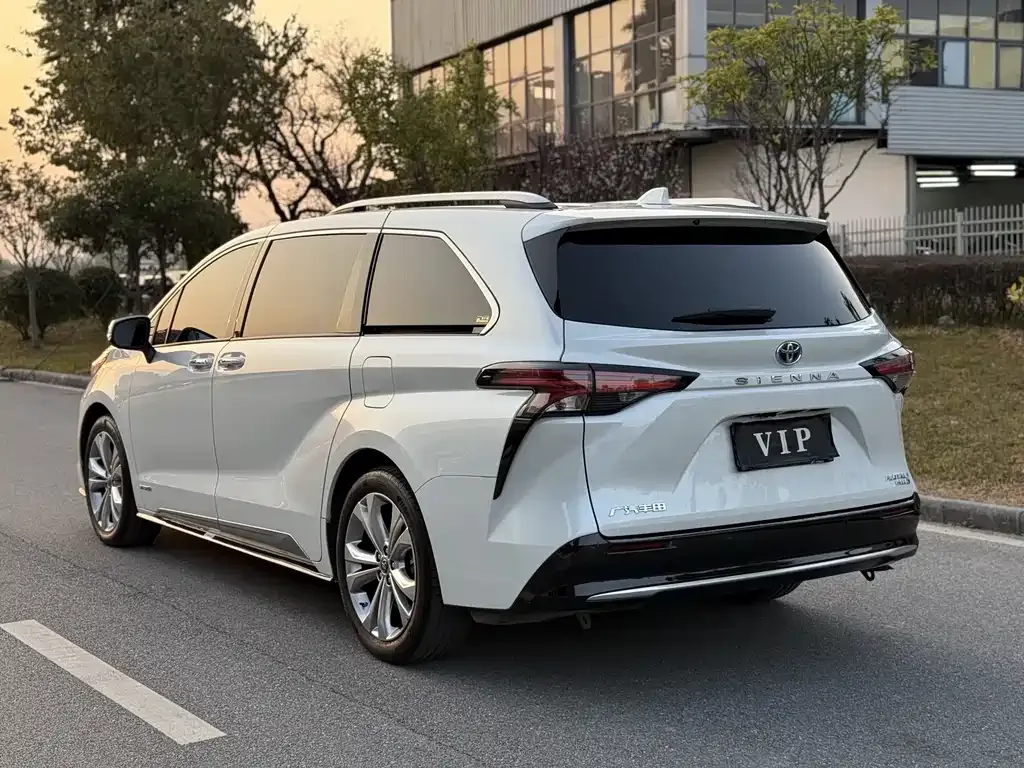 Toyota Sienna — фото 5