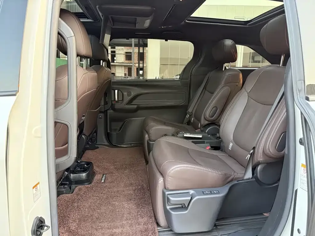 Toyota Sienna — фото 2