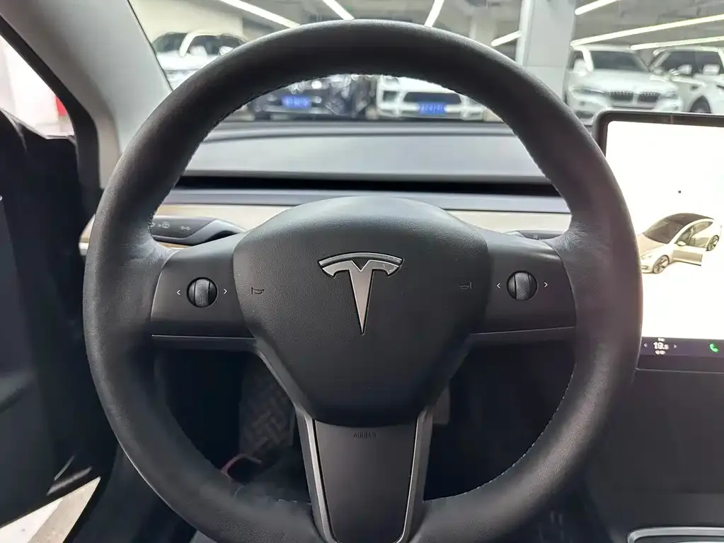 Tesla Model 3 — фото 10