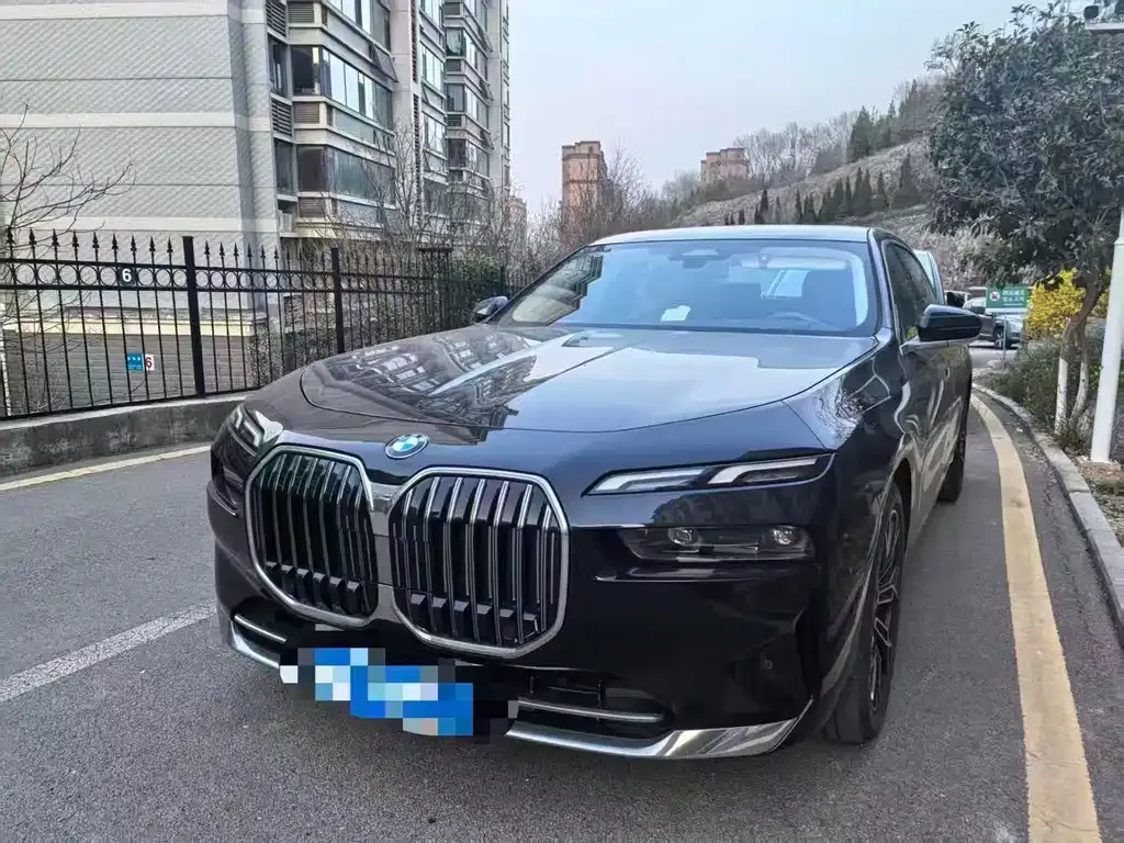 BMW 7 Series — фото 1