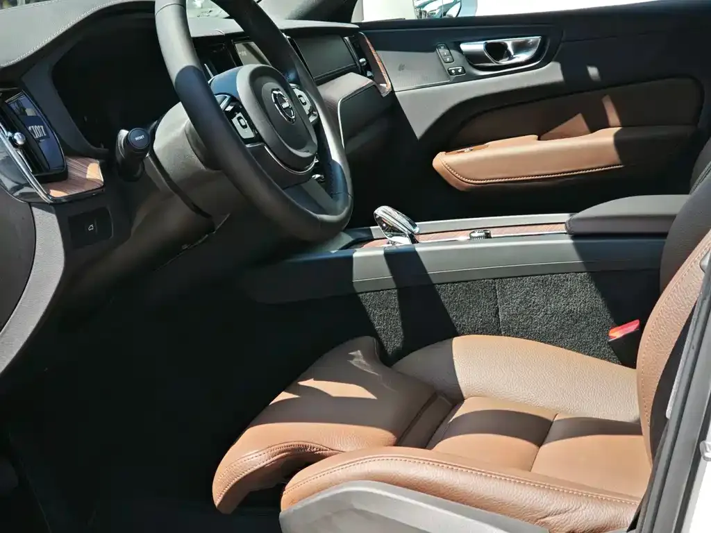Volvo XC60 — фото 9