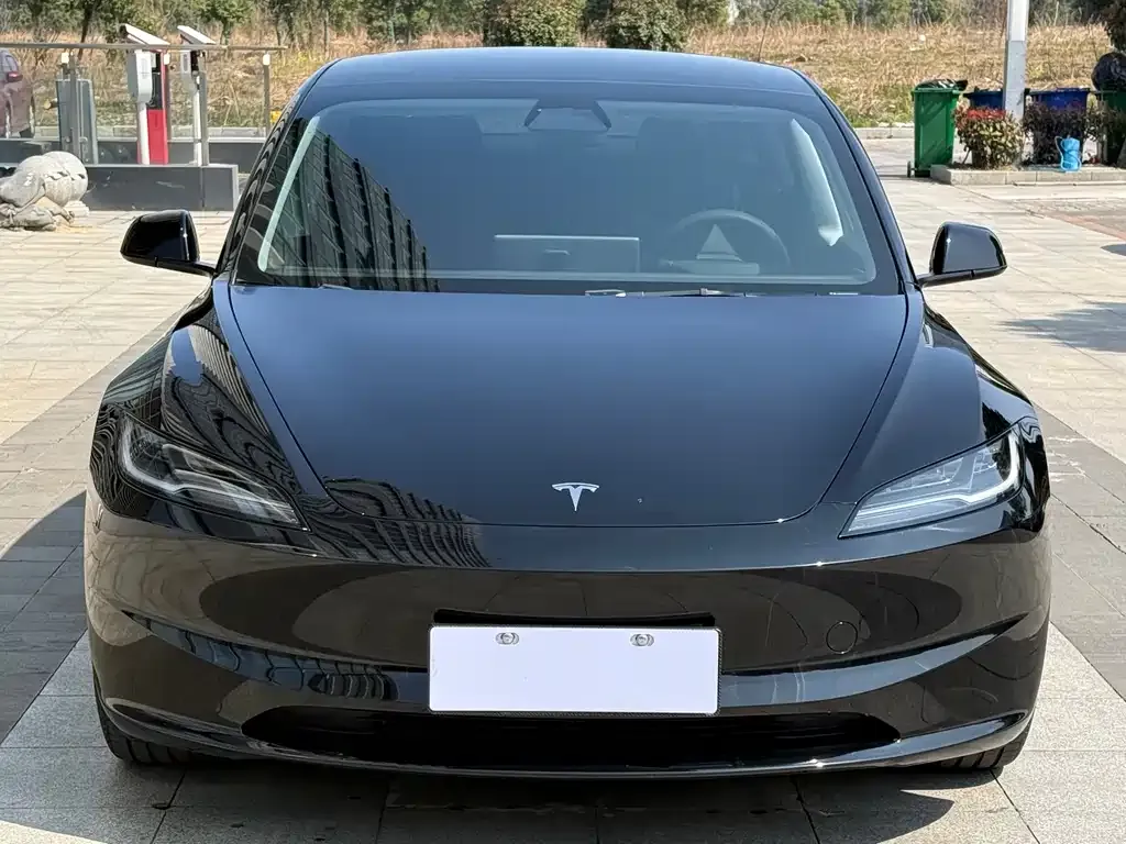 Tesla Model 3 — фото 1