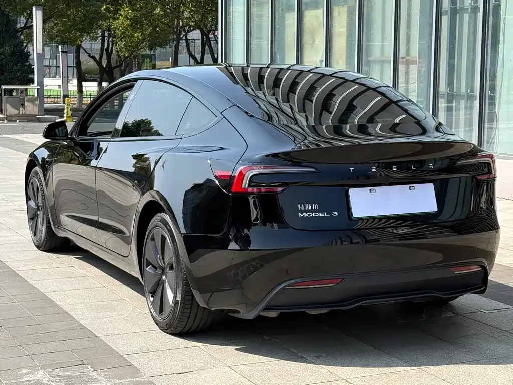 Tesla Model 3 — фото 9