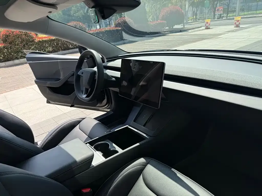 Tesla Model 3 — фото 4