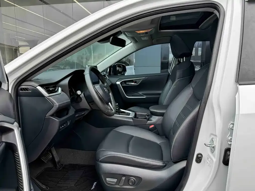 Toyota RAV4 2023 из CN, фото 4