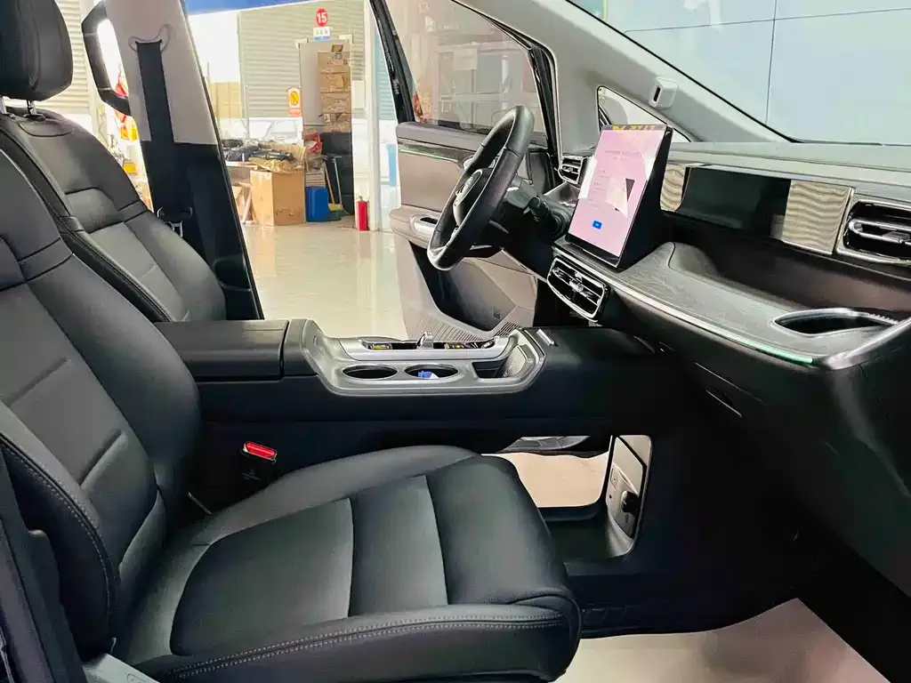 GAC Motor E8 Hybrid — фото 2