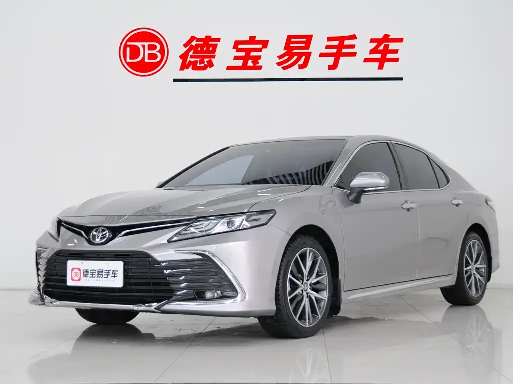 Toyota Camry — фото 1