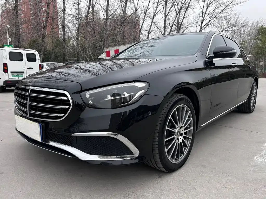 Mercedes-Benz E-Class — фото 1