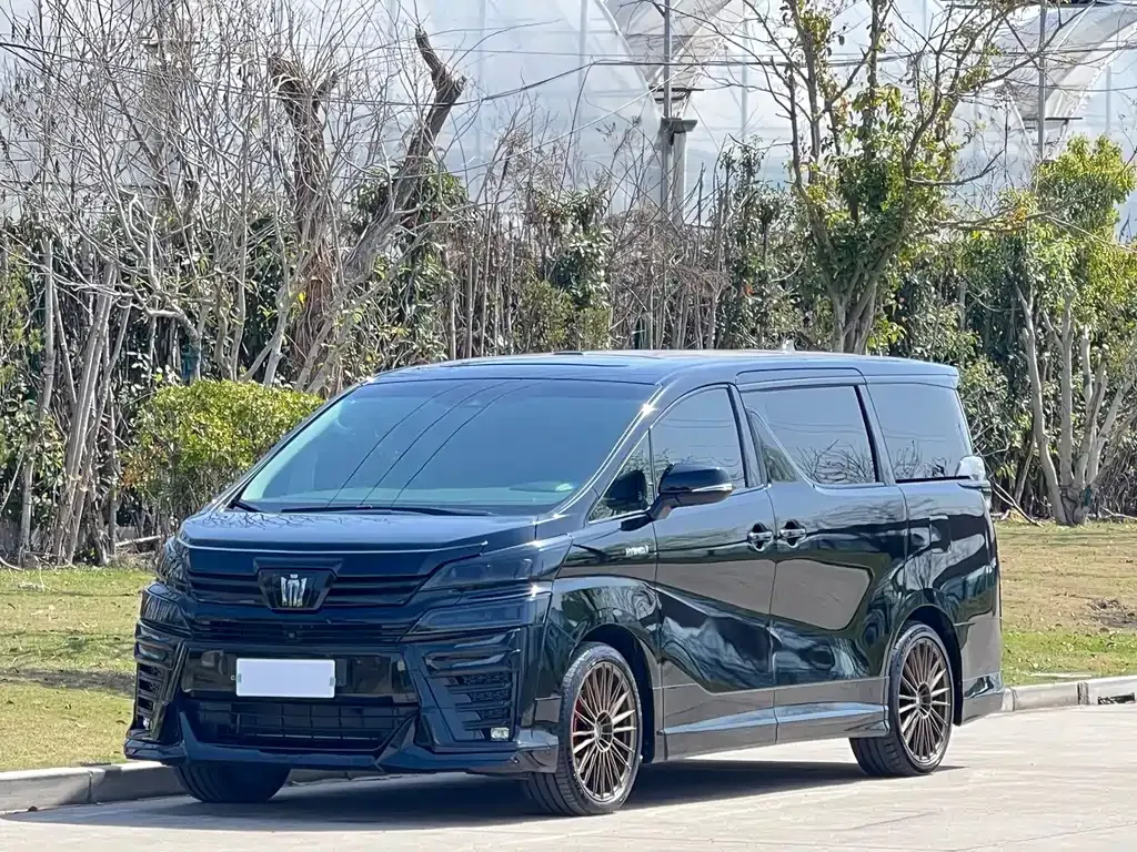 Toyota Vellfire — фото 1