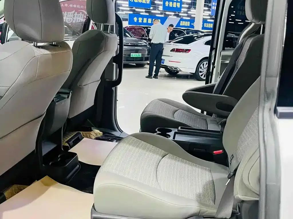 Toyota Sienna 2023 из CN, фото 4