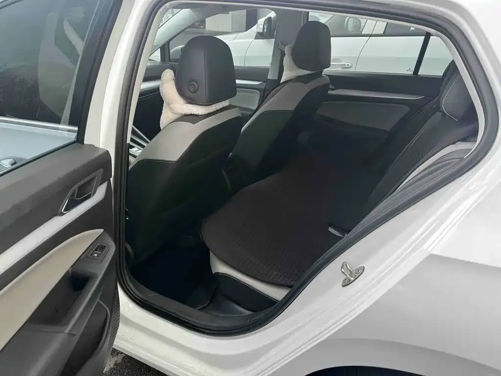 Volkswagen Golf 2023 из CN, фото 2