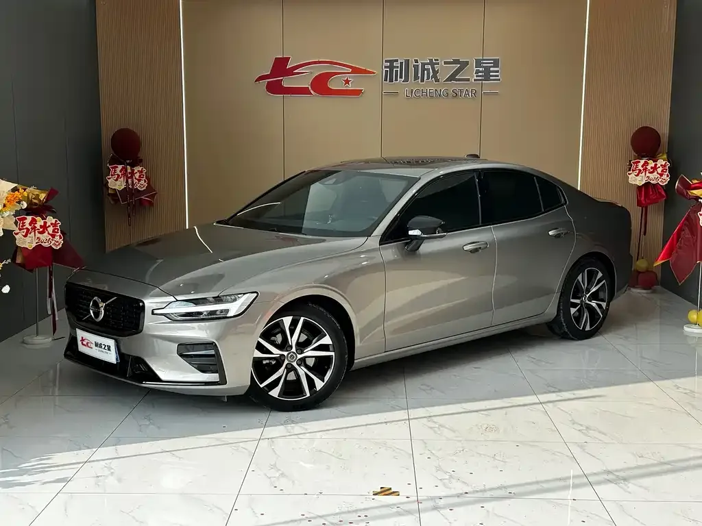 Volvo S60 — фото 1