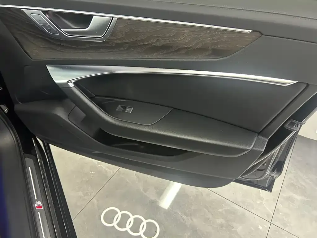Audi A6L 2023 из CN, фото 4