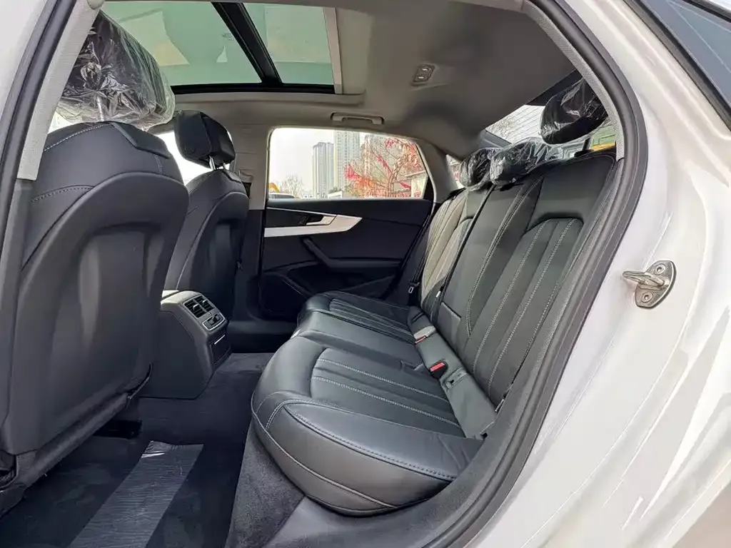 Audi A4L 2023 из CN, фото 4