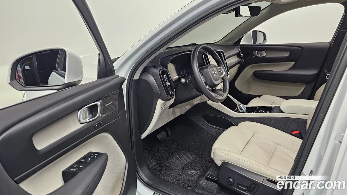 Volvo XC40 — фото 10