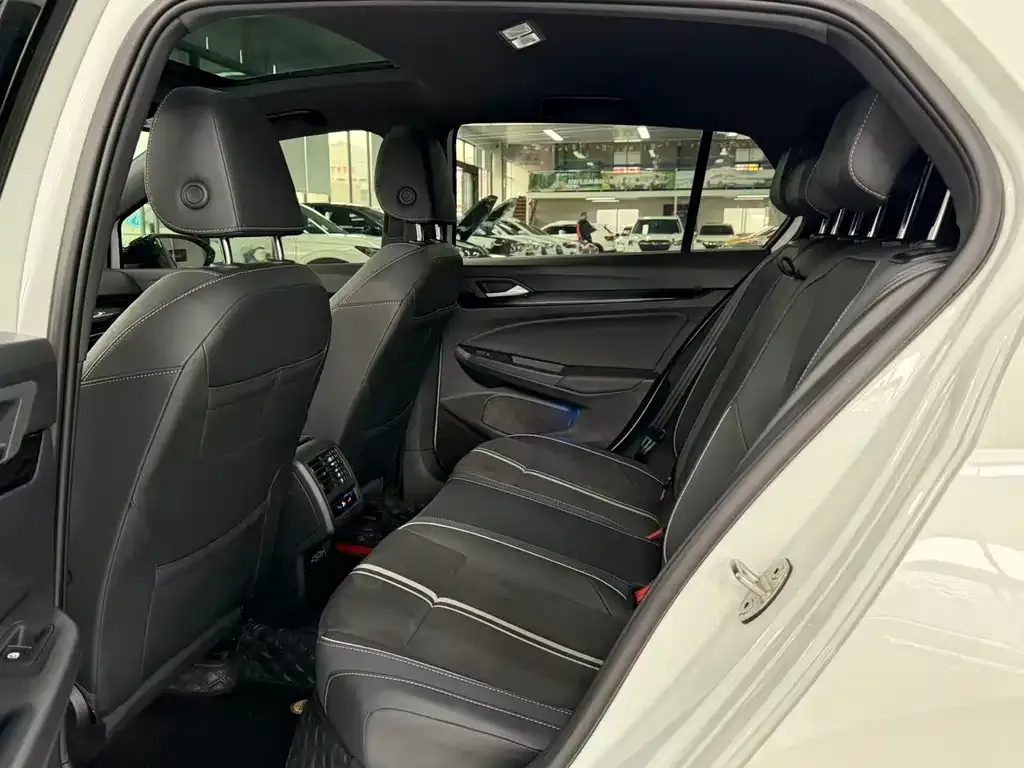 Volkswagen Golf 2023 из CN, фото 7