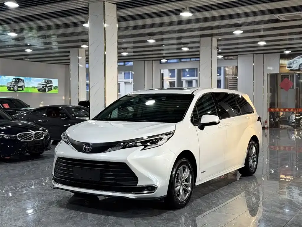 Toyota Sienna — фото 1
