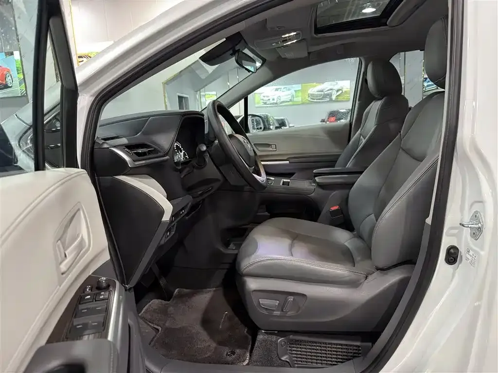 Toyota Sienna — фото 6
