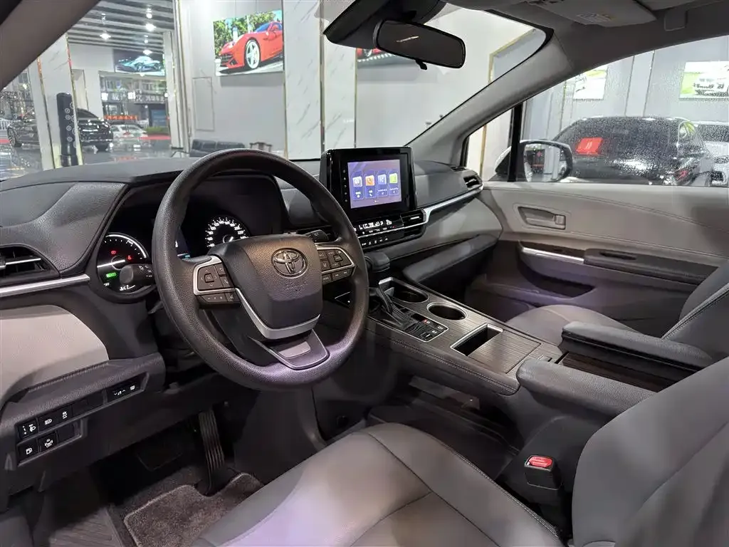 Toyota Sienna — фото 5