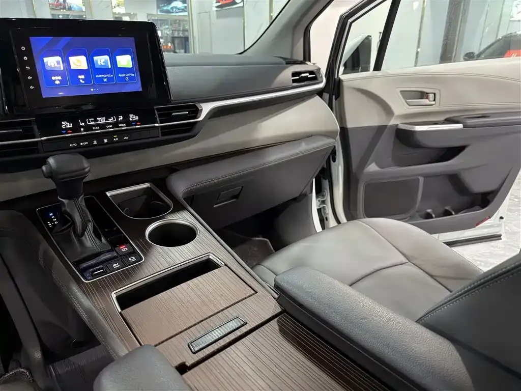 Toyota Sienna — фото 4