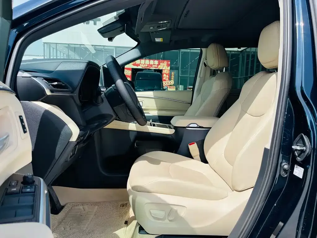 Toyota Granvia 2023 из CN, фото 8