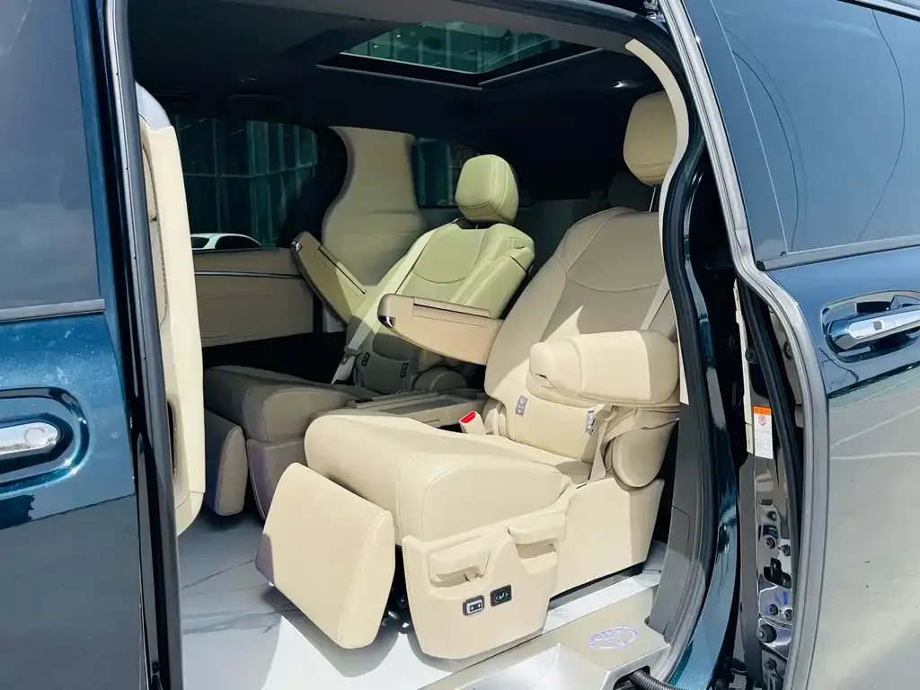 Toyota Granvia 2023 из CN, фото 3