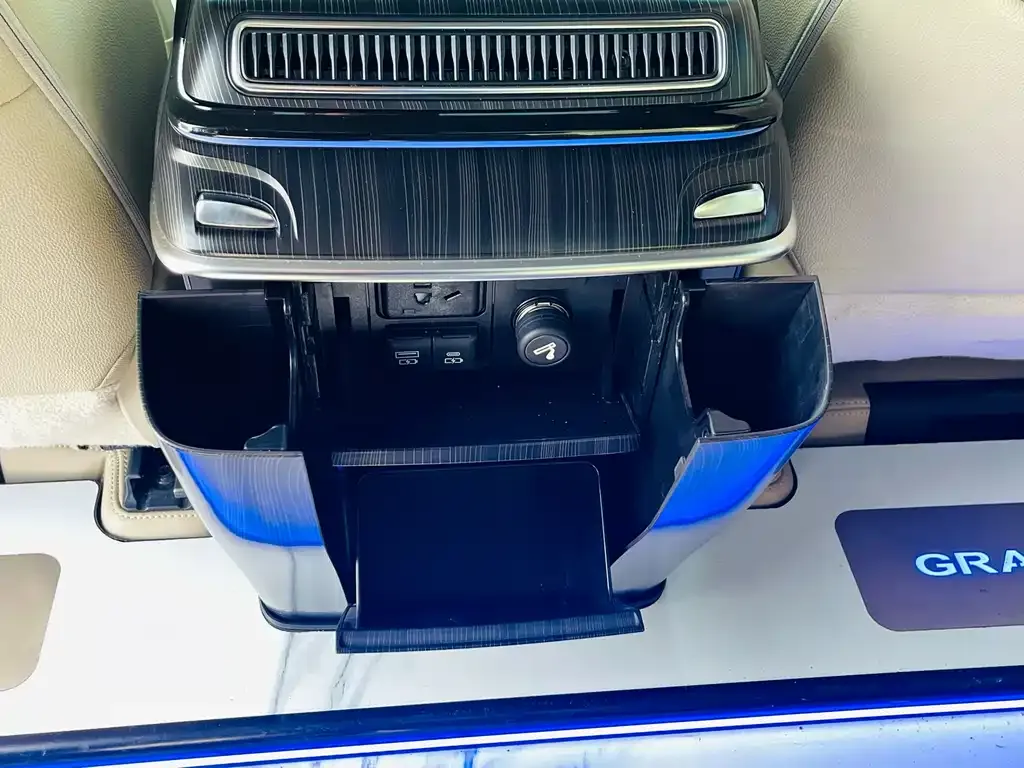 Toyota Granvia 2023 из CN, фото 6